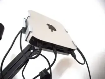 Mac Miniをモニターアームに取り付けた